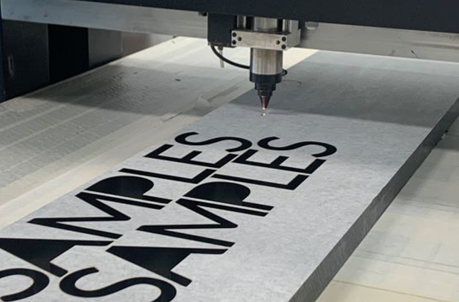Alubond, plexyglass i tanki metali